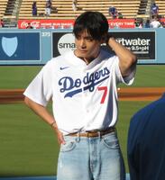 　始球式を務めたＢＴＳ・Ｖ（撮影・小林信行）