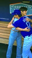 　試合前に対面したドジャース・大谷翔平とＢＴＳ・Ｖ（撮影・小林信行）