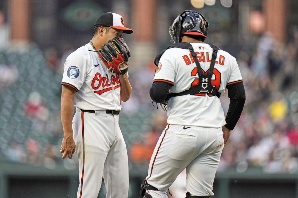 　３回、マウンドで捕手と話す菅野（ＡＰ＝共同）