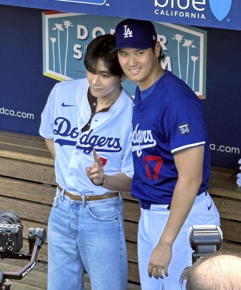 　レッズ戦前の練習後、ＢＴＳのＶさん（左）と写真に納まる大谷（共同）