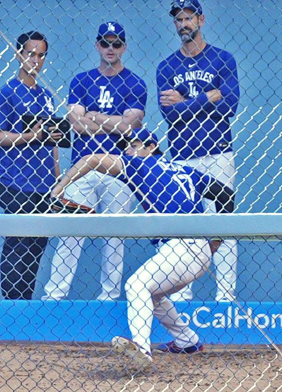 　ブルペンで投球する大谷（共同）