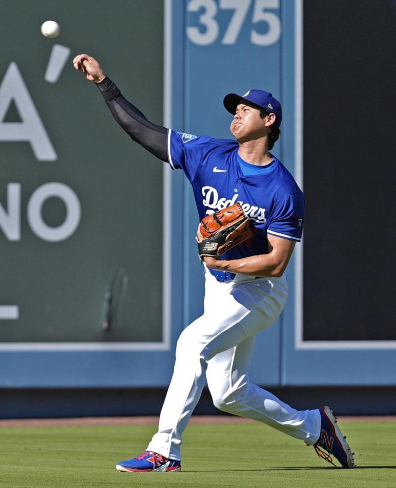 　キャッチボールする大谷（共同）