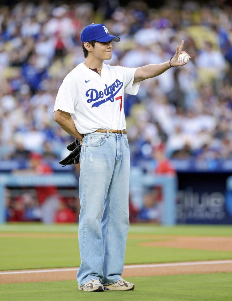 　始球式前にポーズをとるＢＴＳのＶ（共同）