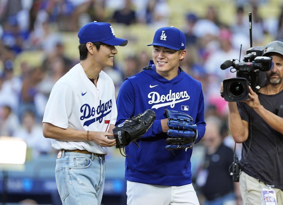 　山本（右）と談笑する、始球式を務めたＢＴＳのＶ（共同）