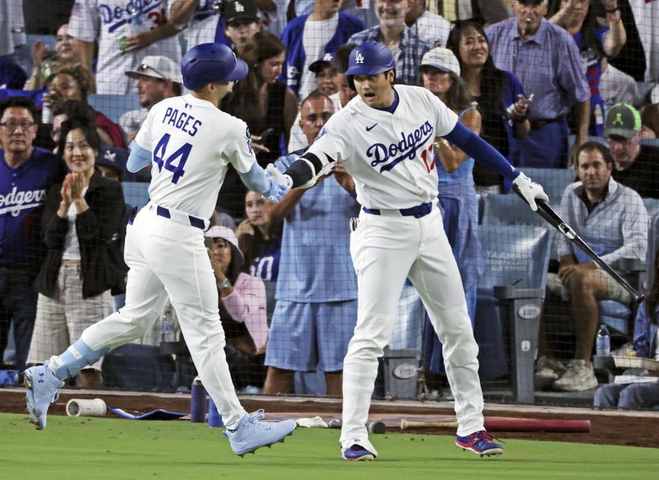 　３回、先制ソロ放ったパヘス（左）を迎える大谷（共同）