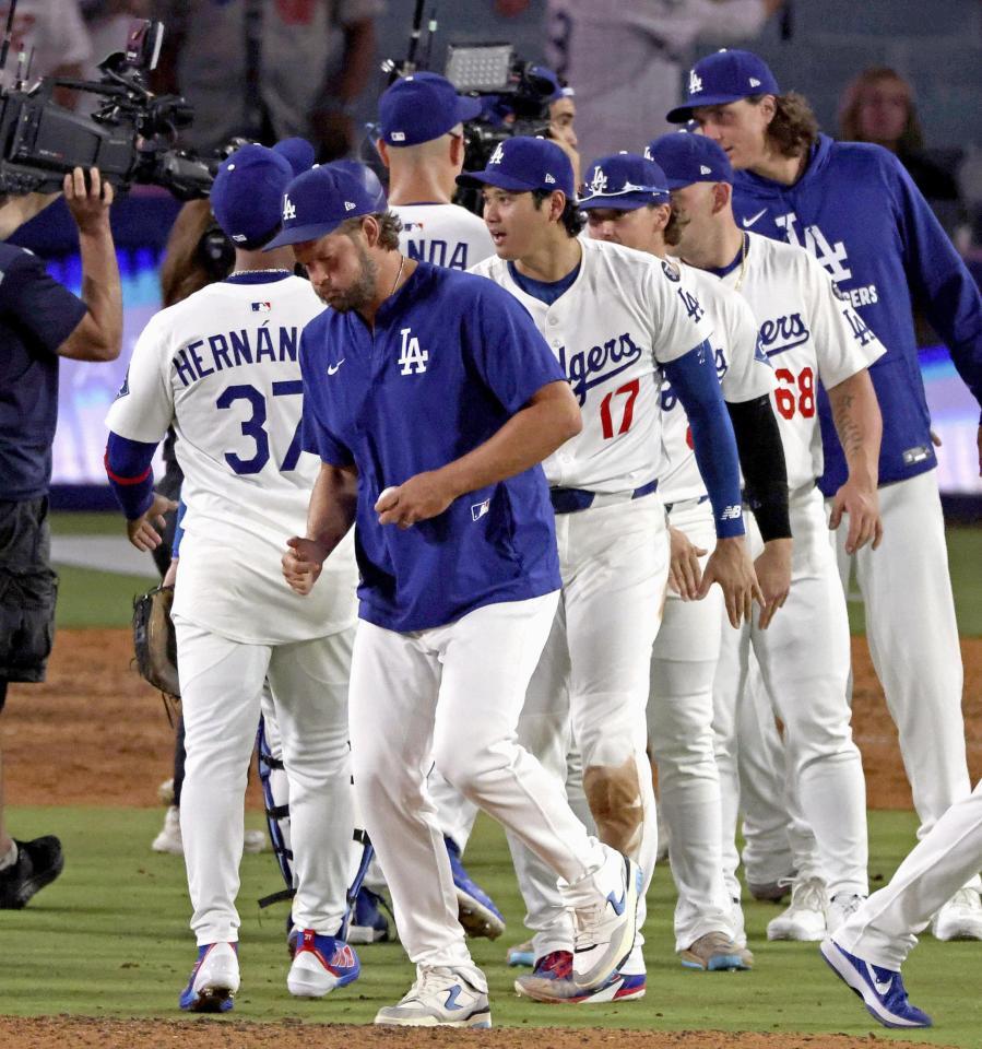 　レッズに勝利し、チームメートとタッチを交わす大谷（17）＝共同