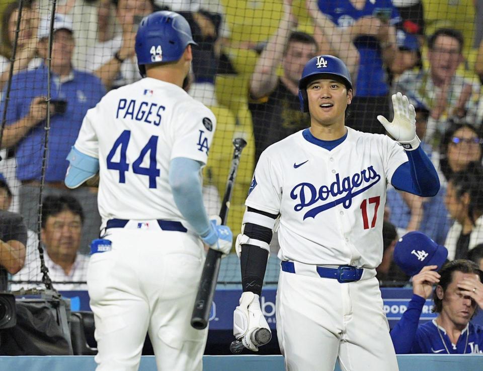 　８回、左犠飛を放ったパヘス（左）を迎える大谷（共同）