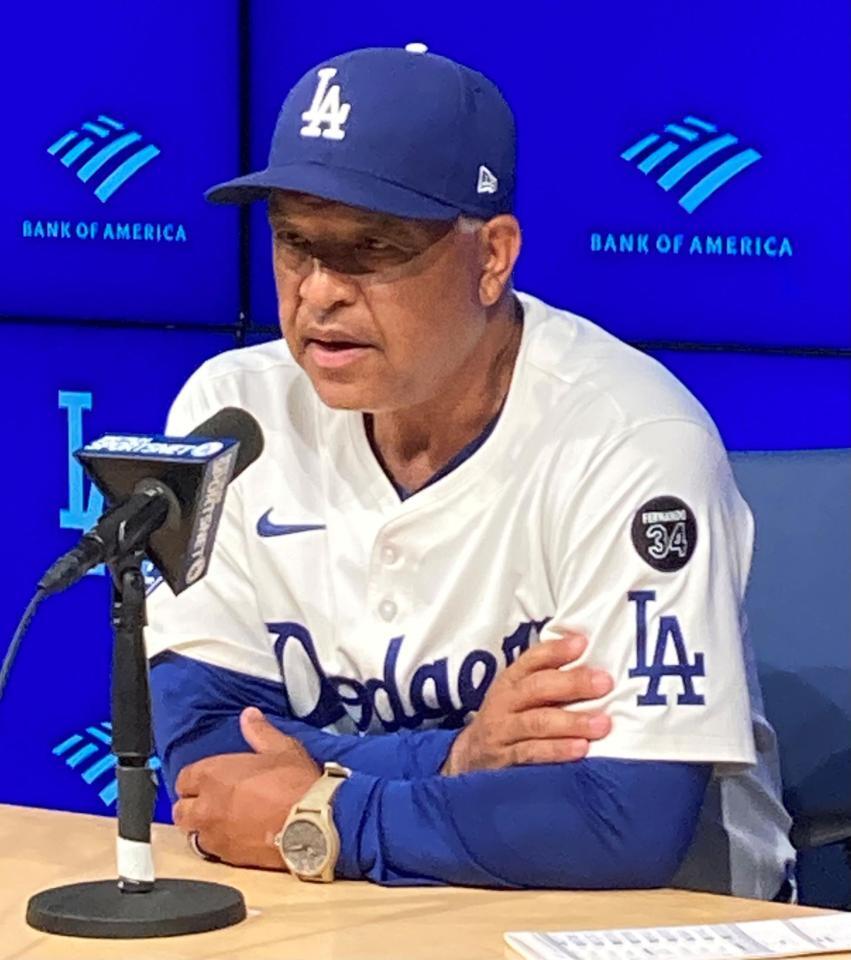 　試合後の会見で選手の戦いぶりを絶賛するロバーツ監督（撮影・小林信行）