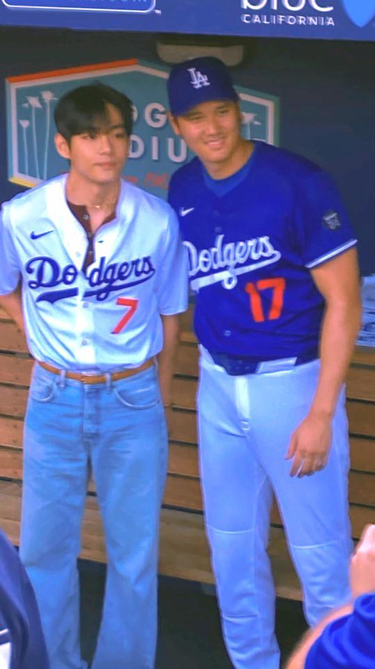 　試合前に対面したドジャース・大谷翔平とＢＴＳ・Ｖ（撮影・小林信行）