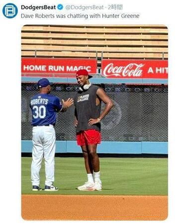 　グリーンに声をかけるロバーツ監督。ドジャービートの公式Ｘ（＠ＤｏｄｇｅｒｓＢｅａｔ）より