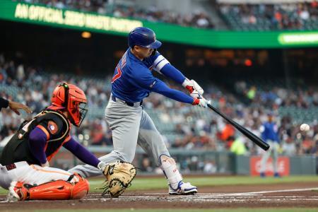 　ジャイアンツ戦の１回、中前打を放つカブス・鈴木＝サンフランシスコ（共同）