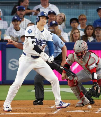 　レッズ戦の１回、空振り三振に倒れたドジャース・大谷＝ロサンゼルス（共同）