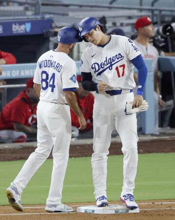 　レッズ戦の３回、四球を選び出塁したドジャース・大谷（共同）