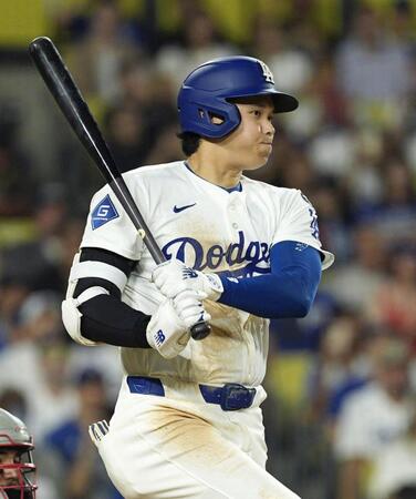 　レッズ戦の６回、右前適時打を放つドジャース・大谷（共同）