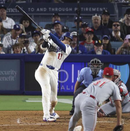 　レッズ戦の６回、右前適時打を放つドジャース・大谷。投手スーター（共同）
