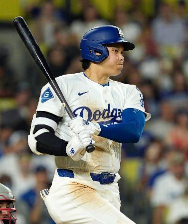 　レッズ戦の６回、右前適時打を放つドジャース・大谷＝ロサンゼルス（共同）