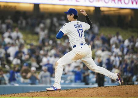 　レッズに勝利し、チームメートを迎えた後、マウンドの感触を確かめるドジャース・大谷（共同）