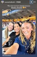 　仲良く観戦する（左から）カラさん、クリステンさん、モリーさん。カラさんのインスタグラム（ｃａｒａｍａｒｔｉｎｅｌｌｓｍｉｔｈ）より