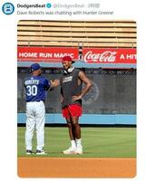　グリーンに声をかけるロバーツ監督。ドジャービートの公式Ｘ（＠ＤｏｄｇｅｒｓＢｅａｔ）より