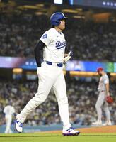 　レッズ戦の３回、四球を選ぶドジャース・大谷（共同）