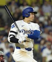 　レッズ戦の６回、右前適時打を放つドジャース・大谷（共同）