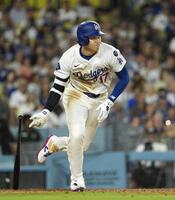 　レッズ戦の６回、右前適時打を放つドジャース・大谷（共同）