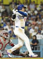　レッズ戦の６回、右前適時打を放つドジャース・大谷（共同）