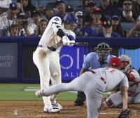 　レッズ戦の６回、右前適時打を放つドジャース・大谷。投手スーター（共同）