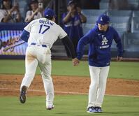 　レッズに勝利し、山本（右）とタッチを交わすドジャース・大谷（共同）
