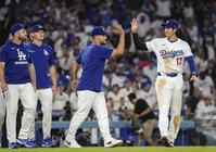 　レッズに勝利し、チームメートとタッチを交わすドジャース・大谷（右端）＝共同