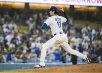 　レッズに勝利し、チームメートを迎えた後、マウンドの感触を確かめるドジャース・大谷（共同）