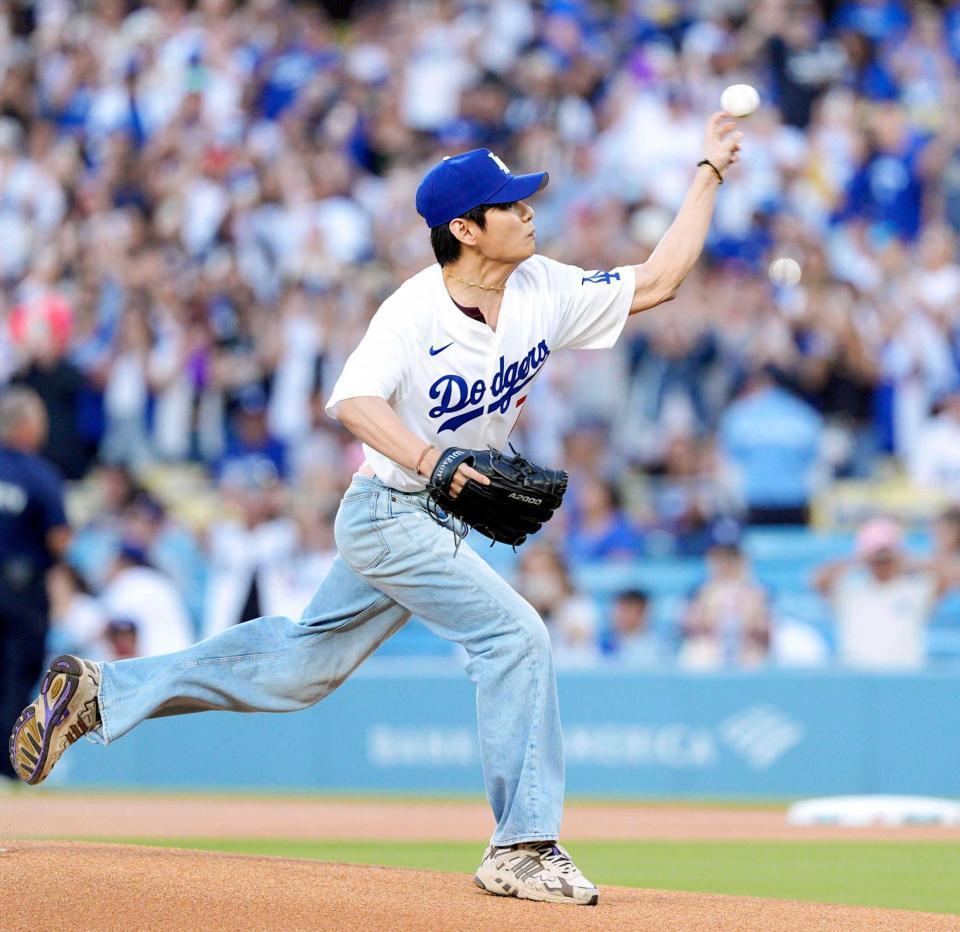 　始球式を務めるＢＴＳのＶ（共同）