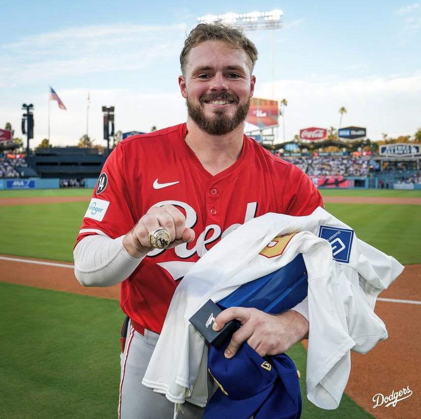 　チャンピオンリングを贈呈されたラックス（ロサンゼルス・ドジャース提供）