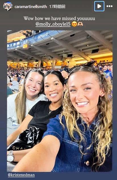 　仲良く観戦する（左から）カラさん、クリステンさん、モリーさん。カラさんのインスタグラム（ｃａｒａｍａｒｔｉｎｅｌｌｓｍｉｔｈ）より