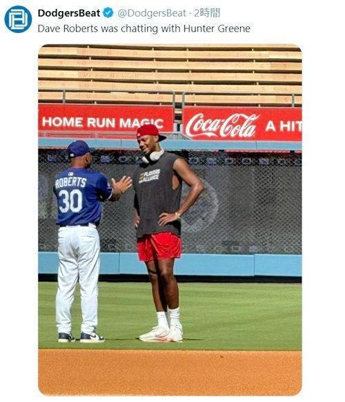 　グリーンに声をかけるロバーツ監督。ドジャービートの公式Ｘ（＠ＤｏｄｇｅｒｓＢｅａｔ）より