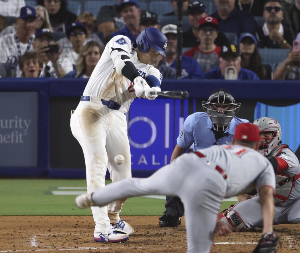 　レッズ戦の６回、右前適時打を放つドジャース・大谷。投手スーター（共同）