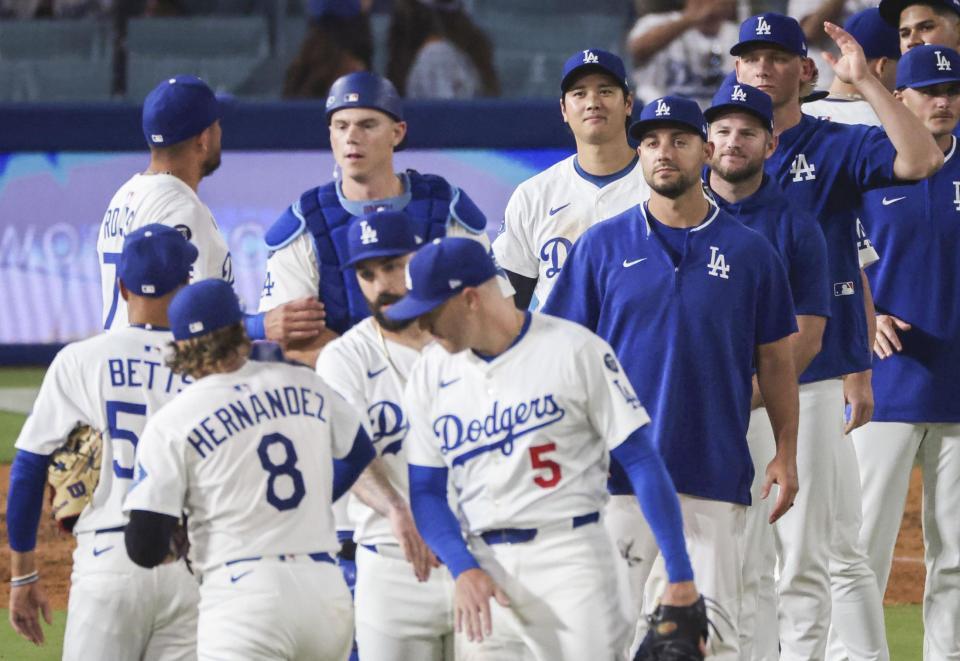　レッズに勝利し、チームメートを迎えるドジャース・大谷（奥左から３人目）＝共同