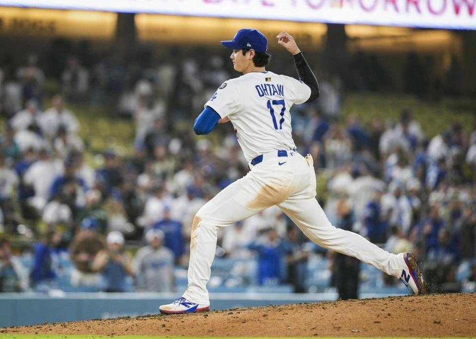 　レッズに勝利し、チームメートを迎えた後、マウンドの感触を確かめるドジャース・大谷（共同）