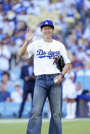 　始球式の前に笑顔を見せるサッカー韓国代表ＦＷの孫興民（共同）