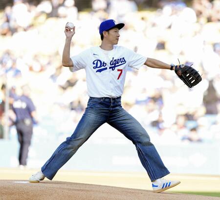 　ドジャースとレッズの試合で始球式を務めるサッカー韓国代表ＦＷの孫興民（共同）