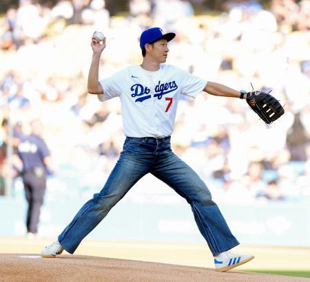 　ドジャースとレッズの試合で始球式を務めるサッカー韓国代表ＦＷの孫興民＝ロサンゼルス（共同）