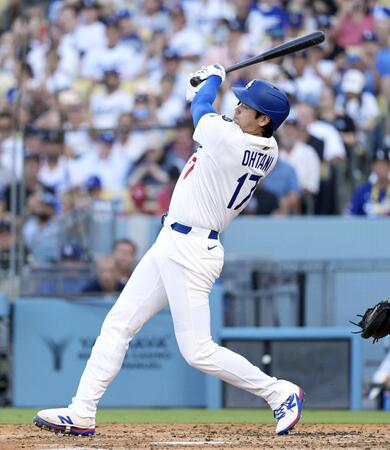　レッズ戦の４回、右前打を放つドジャース・大谷（共同）