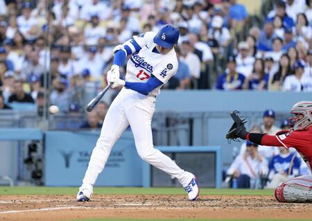 　レッズ戦の４回、右前打を放つドジャース・大谷（共同）