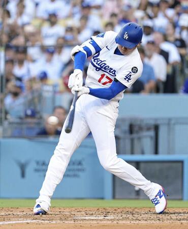 　レッズ戦の４回、右前打を放つドジャース・大谷（共同）