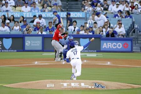 　レッズ戦に先発登板し、第１球を投じるドジャース・大谷（共同）