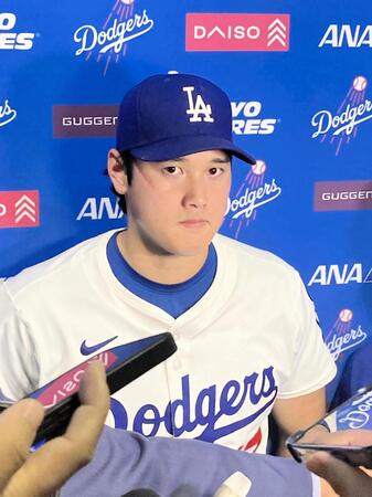 　試合後、インタビューに答える大谷（撮影・小林信行）