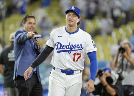 　レッズ戦に先発登板して今季初勝利を挙げ、インタビューを受けたドジャース・大谷（共同）