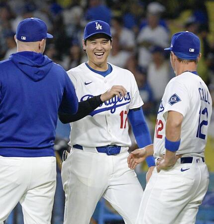 　レッズに勝利し、チームメートと喜ぶドジャース・大谷（共同）