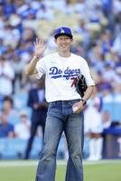 　始球式の前に笑顔を見せるサッカー韓国代表ＦＷの孫興民（共同）