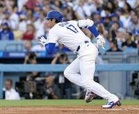 　レッズ戦の４回、右前打を放つドジャース・大谷（共同）